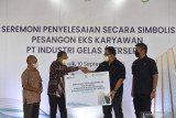  Direktur Utama PT Perusahaan Pengelola Aset (Persero) (PT PPA) Yadi Jaya Ruchandi (kedua kanan) didampingi Direktur Investasi 1 dan Restrukturisasi PT PPA Rizwan Rizal Abidin (kanan) menyerahkan secara simbolis kepada Direktur PT Iglas Bambang Damyasik (kedua kiri) penyelesaian pesangon eks karyawan PT Iglas di eks Pabrik PT Iglas, Gresik, Jawa Timur, Jumat (10/9/2021). PT PPA membantu proses restrukturisasi PT Iglas yang salah satu tahapannya membeli sebagian aset PT Iglas dan hasil penjualannya digunakan PT Iglas membayar pesangon 429 eks karyawan PT Iglas senilai Rp61 miliar. Antara Jatim/Zabur Karuru