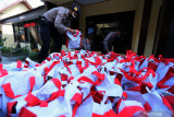 Personel Satbinmas Polres Blitar Kota menata paket bansos dari Presiden Joko Widodo untuk selanjutnya di salurkan di Kota Blitar, Jawa Timur, Jumat (10/9/2021). Polres Blitar Kota menyalurkan sebanyak 600 paket bansos berisi sembako terhadap sejumlah pedagang di kawasan wisata Makam Presiden Soekarno yang terdampak secara ekonomi akibat penutupan kawasan wisata tersebut yang diberlakukan selama penerapan PPKM guna menekan penyebaran COVID-19. Antara Jatim/Irfan Anshori/zk