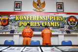 Polisi memperlihatkan tersangka saat rilis di Makopolres Ciamis, Jawa Barat, Jumat (10/9/2021). Polres Ciamis menangkap dua tersangka pengepul benih bening lobster jenis pasir dan mutiara, di Kabupaten Pangandaran, dengan barang bukti berupa alat tangkap, 631 benih bening lobster yang sudah dilepasliarkan kembali. ANTARA FOTO/Adeng Bustomi/agr