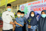 SMPN 5 Padang berikan bibit manggis untuk pelajar yang divaksin