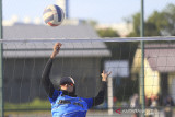 Atlet voli pasir putri Jabar, Novi mengembalikan bola saat latihan di Sport Center, Indramayu, Jawa Barat, Jumat (10/9/2021). Tim voli pasir putri Jawa Barat memusatkan latihan secara intensif menjelang PON Papua. ANTARA FOTO/Dedhez Anggara/agr