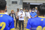 Gubernur Jawa Barat Ridwan Kamil (tengah) memantau latihan atlet Sepakbola untuk persiapan PON Papua di Stadion Tridaya, Indramayu, Jawa Barat, Jumat (10/9/2021). Gubernur Jawa Barat Ridwan Kamil menargetkan Jabar raih 164 medali emas dari PON Papua pada Oktober mendatang. ANTARA FOTO/Dedhez Anggara/agr