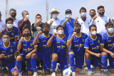 Gubernur Jawa Barat Ridwan Kamil (tengah) bersama Bupati Indramayu Nina Agustina (tiga kiri) berfoto bersama atlet Sepakbola usai meninjau latihan untuk persiapan PON Papua di Stadion Tridaya, Indramayu, Jawa Barat, Jumat (10/9/2021). Gubernur Jawa Barat Ridwan Kamil menargetkan Jabar raih 164 medali emas dari PON Papua pada Oktober mendatang. ANTARA FOTO/Dedhez Anggara/agr