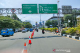 Suasana lengang arus lalu lintas di Simpang Gadog menuju Puncak pada Sabtu pagi menjelang siang, pada penerapa ganjil genap terpadu di kawasan Puncak, Kabupaten Bogor, Jawa Barat 10-12 Septenber 2021. (Foto: Linna Susanti).
