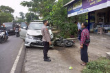 Salah menyalip, sepeda motor vs mobil adu jangkrik di Jalan Raya Pringgarata