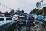 Suasane kemacetan di Jalur Puncak, Kabupaten Bogor, Jawa Barat, pada hari Minggu siang (12/8/2021) seiring banyaknya pengendara yang mulai meninggalkan kawasan Puncak untuk kembali ke tempat masing-masing. (Foto ANTARA/Linna Susanti).
