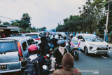 Suasane kemacetan di Jalur Puncak, Kabupaten Bogor, Jawa Barat, pada hari Minggu siang (12/8/2021) seiring banyaknya pengendara yang mulai meninggalkan kawasan Puncak untuk kembali ke tempat masing-masing. (Foto ANTARA/Linna Susanti).
