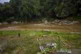 Pengunjung berada di obyek wisata Pagat, Kecamatan Batu Benawa, Kabupaten Hulu Sungai Tengah, Kalimantan Selatan, Senin (13/9/2021). Salah satu obyek wisata alam unggulan Kabupaten Hulu Sungai Tengah yang memiliki obyek seperti wisata keluarga, mendaki bukit, goa serta aliran sungai yang dikelola oleh pemerintah setempat tersebut beberapa fasilitasnya rusak dan tidak terawat sehingga mengurangi minat wisatawan yang berkunjung. Foto Antaranews Kalsel/Bayu Pratama S.