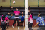 Atlet pebola voli putri Jawa Barat Wilda Siti Nurfadilah (kedua kiri) berusaha mengembalikan bola saat latihan bersama di GOR Pajajaran, Bandung, Jawa Barat, Senin (13/9/2021). Tim Bola Voli indoor putri Jawa Barat menargetkan satu medali emas. ANTARA FOTO/M Agung Rajasa/agr