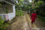 Pengunjung melintas didekat loket yang tidak terawat di obyek wisata Sumber Air Panas di Desa Murung B, Kabupaten Hulu Sungai Tengah, Kalimantan Selatan, Senin (13/9/2021). Salah satu obyek wisata Sumber Air Panas yang di kelola pemerintah setempat itu kini semakin memprihatinkan kondisi kolamnya terlihat kotor dan terbengkalai serta tidak ada peningkatan fasilitas apapun di objek wisata yang dulu menjadi andalan Kabupaten Hulu Sungai Tengah untuk menarik wisatawan. Foto Antaranews Kalsel/Bayu Pratama S.