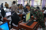 Dandim 0807/Tulungagung Letkol Inf Mulyo Junaidi bersama jajaran Forkopimda Tulungagung meninjau pelaksanaan tes seleksi PPPK (Penerimaan Pegawai Pemerintah dengan Perjanjian Kerja) yang digelar Pemkab Tulungagung di Tulungagung, Jawa Timur, Senin (13/9/2021). Seleksi kemampuan bidang berbasis komputer itu diselenggarakan selama dua hari, yakni mulai Senin (13/9) hingga Selasa  (14/9) dan diikuti 3.500 peserta yang didominasi tenaga honorer guru demi memperebutkan 846 formasi tenaga pendidik mulai jenjang SD, SMP hingga SMA. Antara Jatim/Destyan Sujarwoko/zk