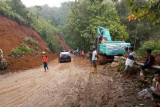 Jalan Poros Mamuju berlakukan buka tutup akibat longsor