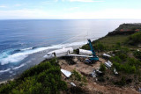 Foto udara aktivitas pengerjaan perakitan badan pesawat bekas di kawasan Pantai Nyang-Nyang, Badung, Bali, Minggu (12/9/2021). Badan pesawat udara bekas tersebut dirakit menjadi menjadi vila untuk akomodasi wisata berkonsep 