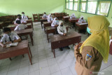  Siswa mengikuti pembelajaran tatap muka terbatas (PTMT) di SMP N 1 Ngasem, Kediri, Jawa Timur, Selasa (14/9/2021). Sejumlah sekolah jenjang pendidikan SD dan SMP di Kabupaten Kediri mulai menyelenggarakan PTMT yang diikuti maksimal 50 persen siswa dengan menerapkan protokol kesehatan COVID-19. Antara Jatim/Prasetia Fauzani/zk