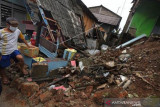 Rumah Roboh Akibat Angin Kencang Dan Hujan Lebat Di Banten