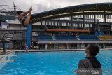 Atlet loncat indah putri Jawa Barat Sari Ambarwati melakukan latihan rutin jelang pelaksanaan PON Papua di kolam renang UPI, Setiabudi, Bandung, Jawa Barat, Rabu (15/9/2021). Tim loncat indah Jawa Barat menurunkan tiga atletnya untuk bertanding di PON Papua dan menargetkan satu medali emas dan satu perak. ANTARA FOTO/M Agung Rajasa/agr