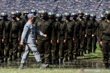 Deputi Kebijakan dan Strategi Bakamla Laksamana Muda Tatit E. Witjaksono meninjau pasukan saat upacara pembukaan Coast Guard Basic Training (CGBT) personel Bakamla RI angkatan VIII di lapangan Samudera Mako Pusdiklatsarmil Juanda, Sidoarjo, Jawa Timur, Rabu (15/9/2021). Kegiatan yang diikuti 119 personel Bakamla yang terdiri 93 orang pria dan 26 orang wanita tersebut dalam rangka pengembangan profesionalisme dan pembentukan karakter menjadi sosok paramiliter. Antara Jatim/Umarul Faruq/zk