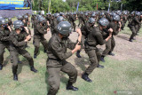 Personel Bakamla melakukan yel yel seusai upacara pembukaan Coast Guard Basic Training (CGBT) personel Bakamla RI angkatan VIII di lapangan Samudera Mako Pusdiklatsarmil Juanda, Sidoarjo, Jawa Timur, Rabu (15/9/2021). Kegiatan yang diikuti 119 personel Bakamla yang terdiri 93 orang pria dan 26 orang wanita tersebut dalam rangka pengembangan profesionalisme dan pembentukan karakter menjadi sosok paramiliter. Antara Jatim/Umarul Faruq/zk