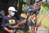 Perajin menyelesaikan pembuatan boneka replika ayam pesanan dari luar negeri di desa Larangan, Kecamatan Lohbener, Indramayu, Jawa Barat, Rabu (15/9/2021). Pemprov Jawa Barat melalui program One Village One Produk (OVOC) terus konsisten mempercepat transformasi bisnis pelaku UMKM Go Digital sehingga mampu menjangkau pasar Internasional. ANTARA FOTO/Dedhez Anggara/agr