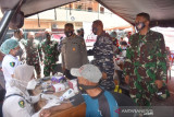 Alumni AKABRI 1996 gelar vaksinasi dan serahkan bansos di Jayapura