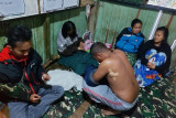 Nakes yang selamat dari KKB dievakusi, setelah terjatuh di jurang Kiwirok