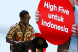 Menteri Pariwisata dan Ekonomi Kreatif Sandiaga Salahuddin Uno menyampaikan sambutan saat peluncuran layanan 5G Indosat Ooredoo dan '5G Experience Center' atau pusat layanan teknologi 5G di Gedung Robotika ITS Surabaya, Jawa Timur, Kamis (16/9/2021). Keberadaan 5G Experience Center atau pusat layanan teknologi 5G di kampus tersebut untuk menyediakan pendidikan, pengembangan, dan kemampuan pengujian di bidang 5G dalam rangka membantu memperkuat talenta digital lokal, mempercepat pengembangan konten dan use case 5G lokal, serta mendorong pembangunan ekonomi dengan memanfaatkan keunggulan teknologi 5G. Antara Jatim/Didik Suhartono/zk