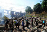 Sejumlah relawan bergotong-royong membersihkan sampah di sungai Ciliwung, Bendung Katulampa, Kota Bogor, Jawa Barat, Kamis (16/9/2021). Aksi tersebut merupakan rangkaian kegiatan World Cleanup Day. ANTARA FOTO/Arif Firmansyah/foc.