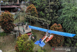 Foto udara pengunjung yang menaiki sebuah wahana di kawasan wisata The Lodge Maribaya, Lembang, Kabupaten Bandung Barat, Jawa Barat, Jumat (17/9/2021). Kawasan Wisata The Lodge menjadi kawasan wisata percontohan dalam masa uji coba pembukaan kawasan wisata di Lembang, Kabupaten Bandung Barat dalam penerapan protokol kesehatan serta penggunaan aplikasi Peduli Lindungi pada masa PPKM level 3. ANTARA FOTO/Raisan Al Farisi/agr