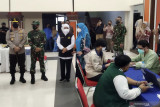 Khofifah minta masyarakat tetap waspada meski kasus COVID-19 mereda