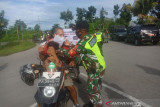 TNI bagi masker untuk warga Biak mencegah COVID-19