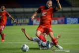 Pesepakbola PSM Makasar Anco Jansen (kanan) mendapat tackle keras dari pesepakbola Persebaya Surabaya Arif Satria (kiri) saat berlaga pada lanjutan BRI Liga 1 antara PSM Makasar melawan Persebaya Surabaya di Stadion Si Jalak Harupat, Kabupaten Bandung, Jawa Barat, Sabtu (18/9/2021). Pertandingan tersebut dimenangkan oleh PSM Makasar dengan skor 3-1. ANTARA FOTO/Raisan Al Farisi/agr
