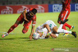 Pesepakbola PSM Makasar Hasim Kipuw (kiri) berduel dengan pesepakbola Persebaya Surabaya Jose Wilkson (kanan) saat berlaga pada lanjutan BRI Liga 1 antara PSM Makasar melawan Persebaya Surabaya di Stadion Si Jalak Harupat, Kabupaten Bandung, Jawa Barat, Sabtu (18/9/2021). Pertandingan tersebut dimenangkan oleh PSM Makasar dengan skor 3-1. ANTARA FOTO/Raisan Al Farisi/agr
