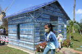 Sejumlah anak bermain di replika rumah yang terbuat dari botol bekas di tempat pembuangan akhir (TPA) sampah Pakusari, Jember, Jawa Timur, Sabtu (18/9/2021). Pemerintah Kabupaten Jember bersama aktivis lingkungan berkampanye memilih dan memilah sampah sebelum dibuang ke TPA sampah bertepatan dengan peringatan Hari World Cleanup Day 2021 18 September, seperti mengolahnya menjadi replika motor besar, dinosaurus, dan rumah botol. Antara Jatim/Seno/zk