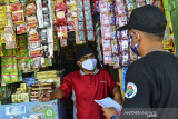 Seorang perangkat desa mendata pedagang penyewa pertokoan milik Pemerintah Desa Darmaraja yang dikelola oleh Badan Usaha Milik Desa (BUMDes) Bangkit di Dusun Awiluar, Desa Daramaraja, Kabupaten Ciamis, Jawa Barat, Minggu (19/9/2021). Pemerintah Provinsi Jawa Barat terus mengupayakan kemajuan desa untuk meningkatkan aktivitas perekonomian masyarakat di desa dengan meluncurkan program BUMDes Jabar juara. ANTARA FOTO/Adeng Bustomi/agr