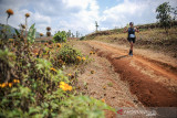 Peserta Manglayang Trail Running 2021 melewati perkebunan di Kaki Gunung Manglayang, Jatinangor, Kabupaten Sumedang, Jawa Barat, Minggu (19/9/2021). Manglayang Trail Running 2021 yang diadakan oleh IKA Unpad dan Palawa Indonesia tersebut diikuti oleh 150 orang peserta dari berbagai kota di Indonesia dengan dua kategori half marathon 21 kilometerdan full marathon 42 kilometer. ANTARA FOTO/Raisan Al Farisi/agr