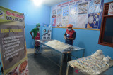 PEMBINAAN UKM RUMAH GARAM DI TENGAH COVID-19. Perajin mengolah garam hasil produksi petani secara tradisional menjadi produk garam beryodium di UKM Rumah Garam Aceh, Desa Kampung Pande, Kecamatan Kutaraja, Banda Aceh, Aceh, Minggu (19/9/2021). Kehadiran UKM Rumah Garam pertama beroperasi di Aceh setelah mendapat pembinaan dari BUMN di tengah pandemi COVID-19 itu, bertujuan untuk menampung dan mengolah garam petani menjadi produk garam beryodium guna pemenuhan kebutuhan masyarakat dan selain juga berperan sebagai rumah aspirasi dan edukasi bagi pelaku UKM. ANTARA FOTO/Ampelsa.