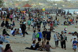 Wisatawan memadati kawasan Pantai Sanur di tengah Pemberlakuan Pembatasan Kegiatan Masyarakat (PPKM) level 3 di Denpasar, Bali, Minggu (19/9/2021). Obyek wisata yang dicanangkan sebagai kawasan zona hijau bebas COVID-19 tersebut ramai dikunjungi wisatawan setelah PPKM level 4 diturunkan menjadi level 3. ANTARA FOTO/Nyoman Hendra Wibowo/nym.