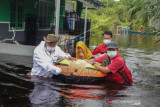 Evakuasi Warga Terdampak Banjir luapan Sungai Di Palangkaraya