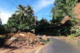 Ruas jalan di Sangihe yang longsor sudah bisa dilalui kendaraan