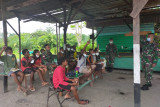 Satgas TNI Yonif 512 beri bimbingan belajar anak di perbatasan RI-PNG