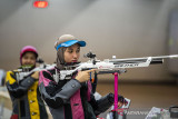 Atlet menembak 10 m Air Rifle Women's Dewi Laili (kanan) dan Citra Dewi (kiri) menjalani latihan rutin di lapangan tembak KONI Cimahi, Kota Cimahi, Jawa Barat, Selasa (21/9/2021). Tim menembak Jawa Barat menargetkan perolehan sembilan medali emas pada ajang PON Papua. ANTARA FOTO/M Agung Rajasa/agr