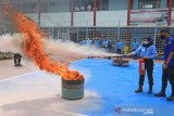 Petugas Lapas mempraktikkan cara memadamkan api saat pelatihan oleh petugas pemadam kebakaran di Lapas Kelas II B Indramayu, Jawa Barat, Selasa (21/9/2021). Pelatihan dan simulasi pemadaman api tersebut sebagai langkah kesiapsiagaan dan pengamanan petugas lapas ketika sewaktu-waktu terjadi kebakaran di wilayah lapas. ANTARA FOTO/Dedhez Anggara/agr