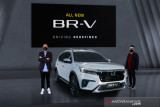 President Director Honda Surabaya Center Ang Hoey Tiong (kiri) bersama Marketing and After Sales Service Director Honda Surabaya Center Wendy Miharja (kanan) berpose secara virtual di samping All New Honda BR-V generasi kedua saat peluncuran secara virtual di Surabaya, Jawa Timur, Rabu (22/9/2021). Diharapkan generasi kedua Honda BR-V tersebut dapat memenuhi kebutuhan masyarakat Indonesia kususnya di wilayah Jawa Timur, Bali dan Nusa Tenggara untuk kendaraan yang tangguh, nyaman dan aman sesuai kondisi jalan di Indonesia. Antara jatim/Dok Honda Surabaya Center/ZK