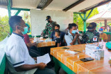 Satgas TNI Yonif 131 layani vaksinasi bagi warga di perbatasan RI-PNG