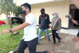 Bupati Kolaka Timur selesai diperiksa KPK  di Polda Sulawesi Utara