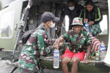 Evakuasi guru dan warga di Kiwirok gunakan helikopter TNI AD
