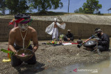 Seniman yang tergabung dalam Teater Jero melakukan prosesi Tradisi Ruwatan Sungai Cilamaya di Bendungan Barugbug, Jatisari, Karawang, Jawa Barat, Rabu (22/9/2021). Kegiatan tersebut diselenggarakan oleh Forum Daerah Sungai (Fordas) Cilamaya Berbunga sebagai ungkapan rasa syukur dan keberkahan yang diberikan Tuhan atas air yang mengalir dari sungai Cilamaya melalui Kabupaten Purwakarta, Subang dan Karawang untuk kehidupan masyarakat. ANTARA FOTO/M Ibnu Chazar/agr