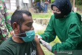 VAKSINASI DOOR TO DOOR WARGA  DI ACEH BESAR. Petugas kesehatan Puskesmas menyuntikkan vaksin COVID-19 kepada warga saat berlangsung vaksinasi door to door di desa Lamneuhen, Kecamatan Kuta Baro, Kabupaten Aceh Besar, Aceh, Rabu (22/9/2021). Vaksinasi door to door yang mulai digelar di sejumlah desa di Aceh itu, merupakan realisasi dari arahan  Presiden RI Joko Widodo saat berkunjung di daerah itu pada 16 September 2021  dalam upaya memberikan pelayanan langsung kepada masyarakat guna  percepatan vaksinasi dalam penanganan COVID-19. ANTARA FOTO/Ampelsa.