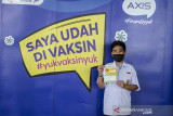 Pelajar menunjukkan bukti telah divaksin COVID-19 di Sasana Budaya Ganesa Institut Teknologi Bandung, Jawa Barat, Rabu (22/9/2021). Program vaksinasi yang didukung AXIS dari XL Axiata ini diikuti lebih dari 2.000 orang pelajar dan mahasiswa dari Bandung dan sekitarnya sebagai komitmen untuk mendukung upaya pemerintah melawan pandemi COVID-19 dalam percepatan vaksinasi di Indonesia. ANTARA FOTO/Novrian Arbi/agr