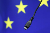 Komisi Eropa merencanakan seragamkan charger gawai